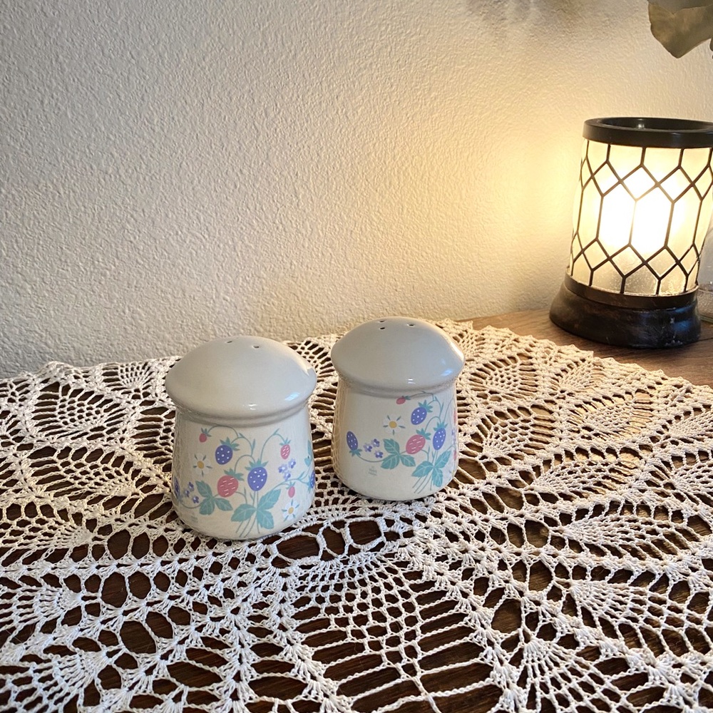 Vintage Hallmark “Auntie Em Collection” Salt & Pepper Shakers
